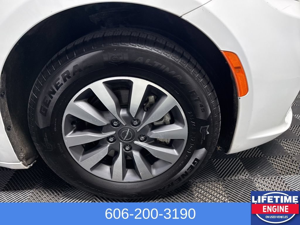 Used 2023 Chrysler Pacifica Touring-L FWD image 5