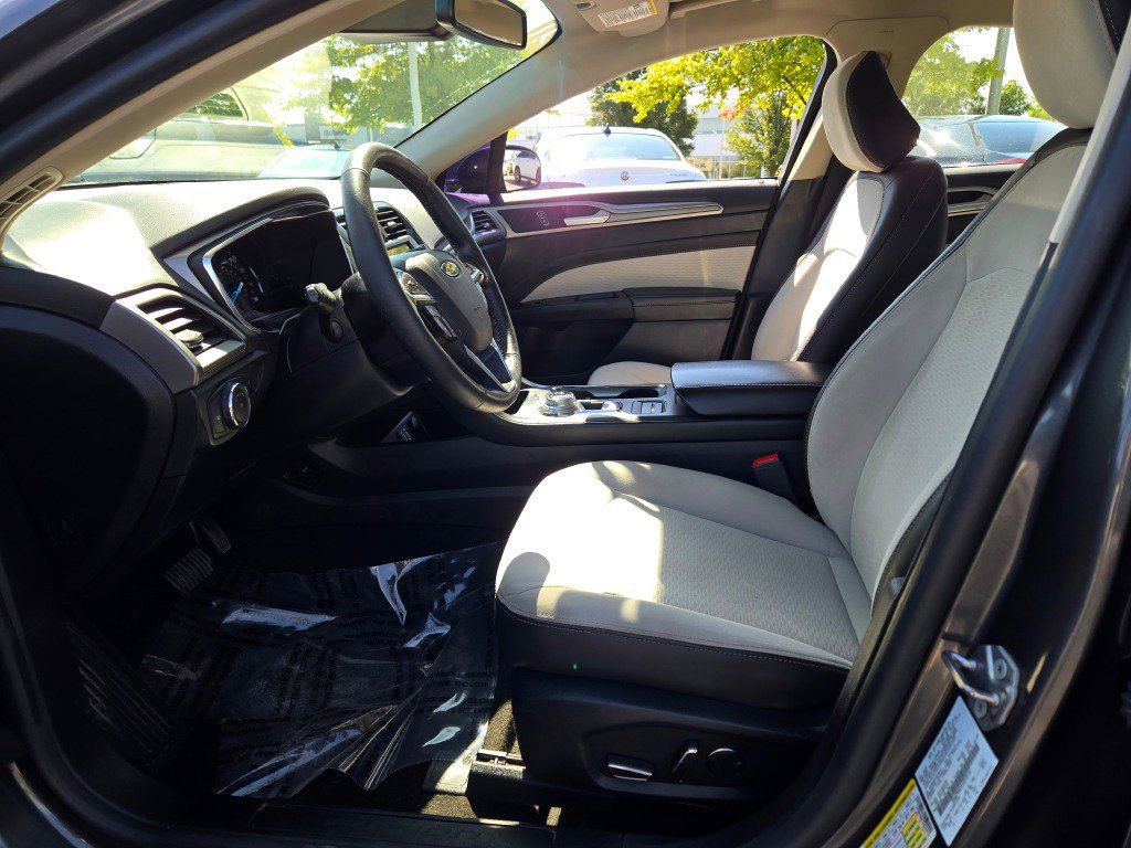 Used 2020 Ford Fusion SE w/ Equipment Group 151A image 18