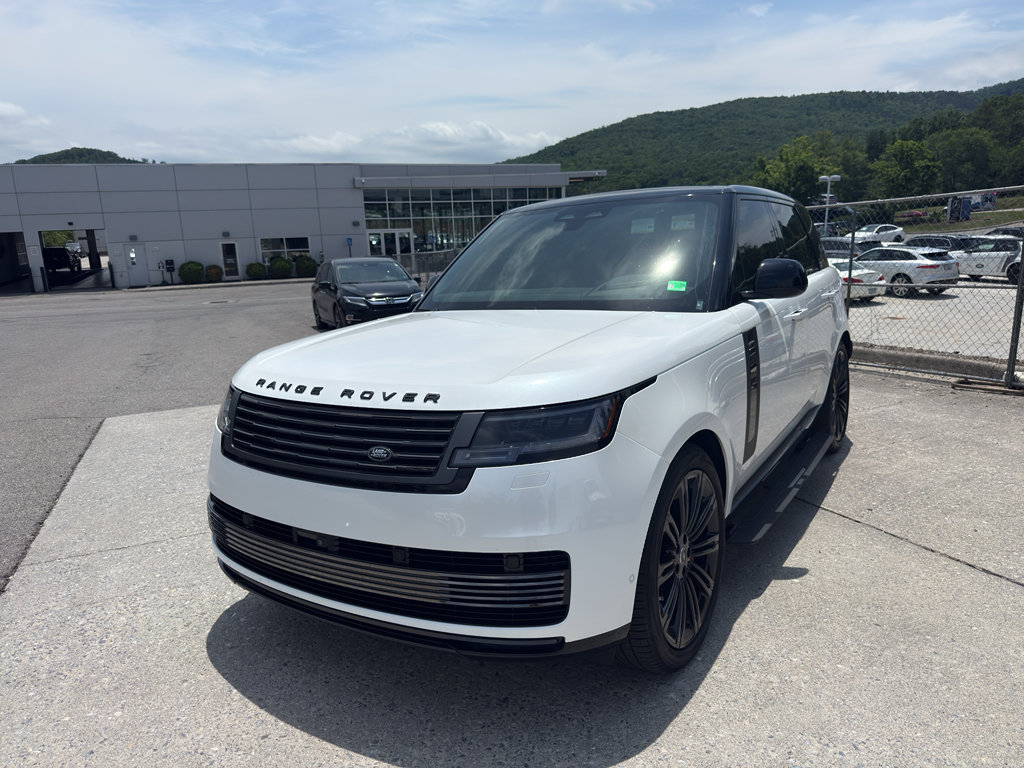 Used 2024 Land Rover Range Rover SV AWD/4WD image 3