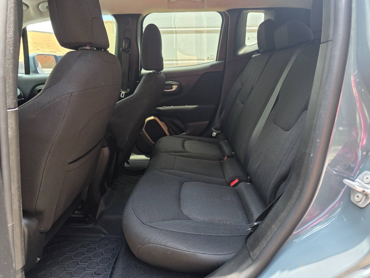 Used 2017 Jeep Renegade Latitude FWD image 23