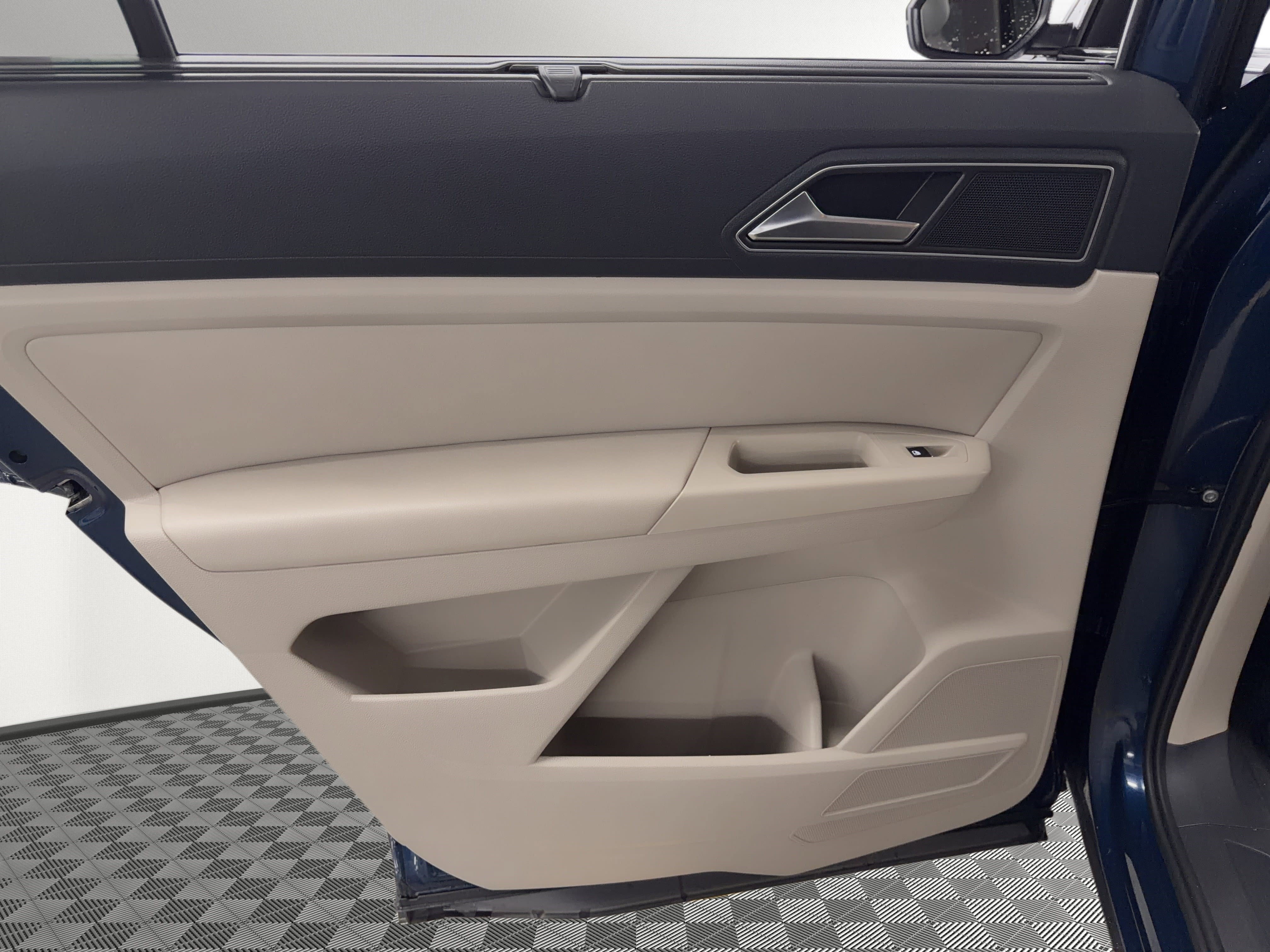 Used 2018 Volkswagen Atlas SEL FWD image 17