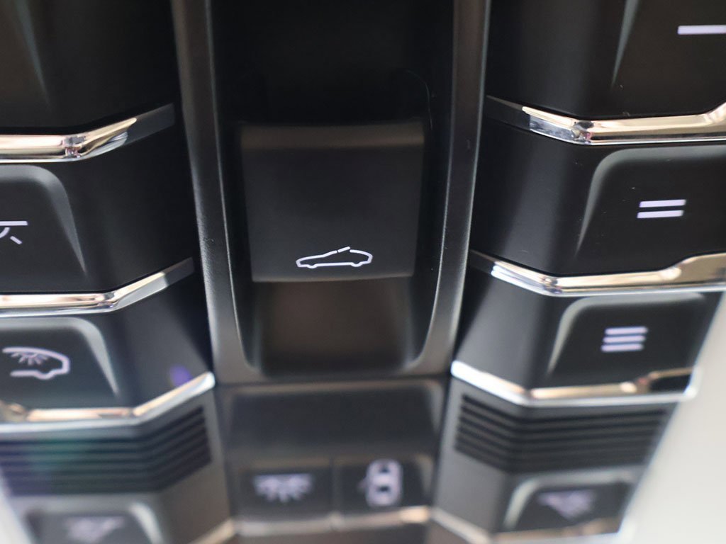 Used 2022 Porsche Macan image 52