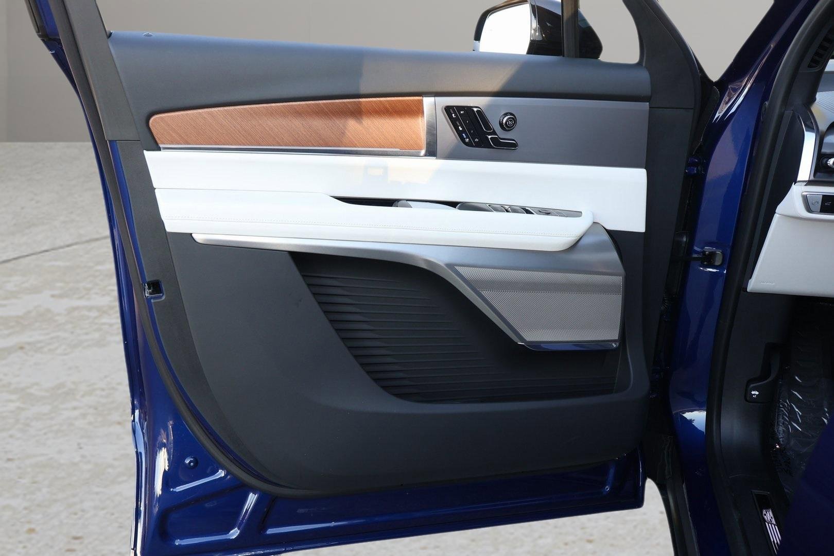 New 2026 Cadillac Vistiq Sport w/ LPO, Floor Liner Package image 10