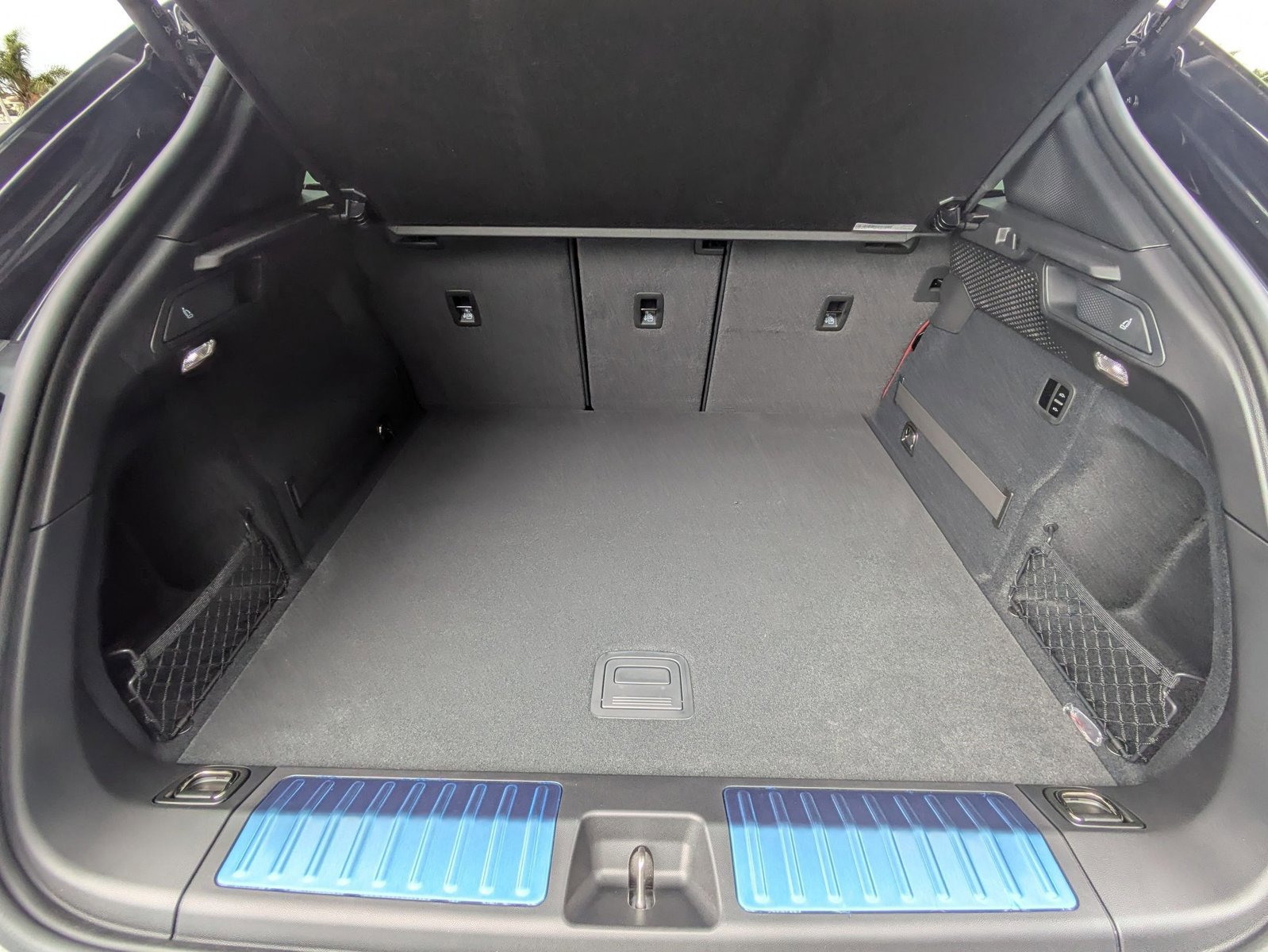 New 2025 Porsche Macan 4 Electric image 23