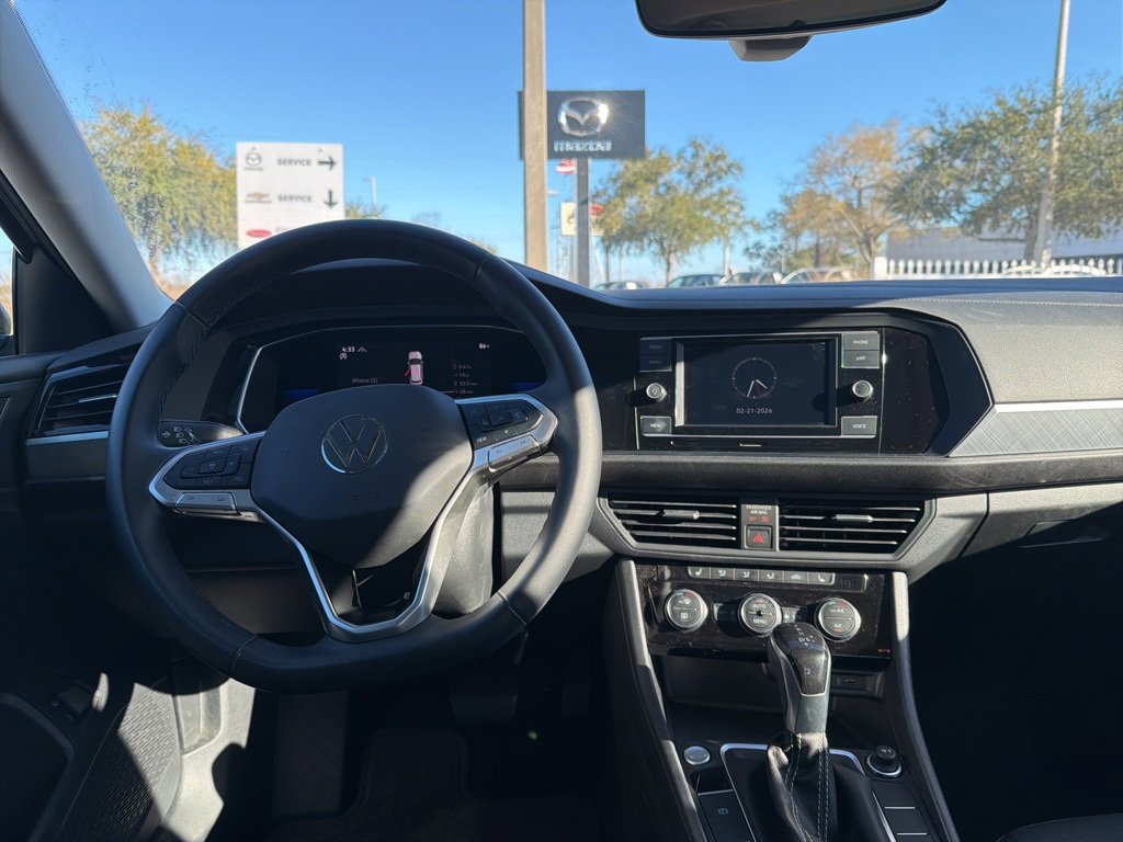 Used 2023 Volkswagen Jetta SE image 4