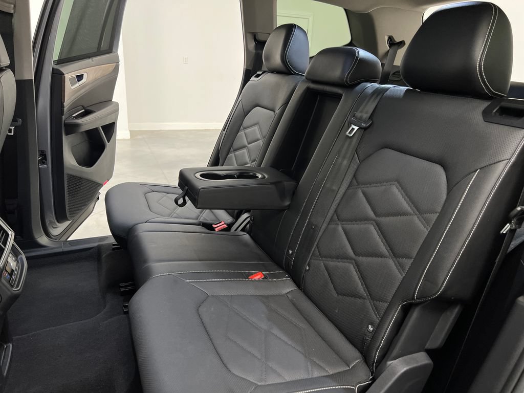 Used 2025 Volkswagen Atlas SE FWD image 18