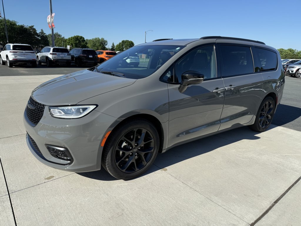 Used 2025 Chrysler Pacifica Limited FWD image 4