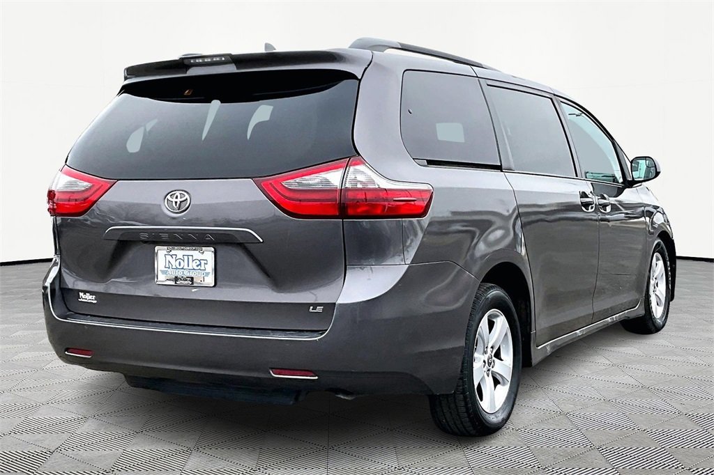 Used 2020 Toyota Sienna LE image 2