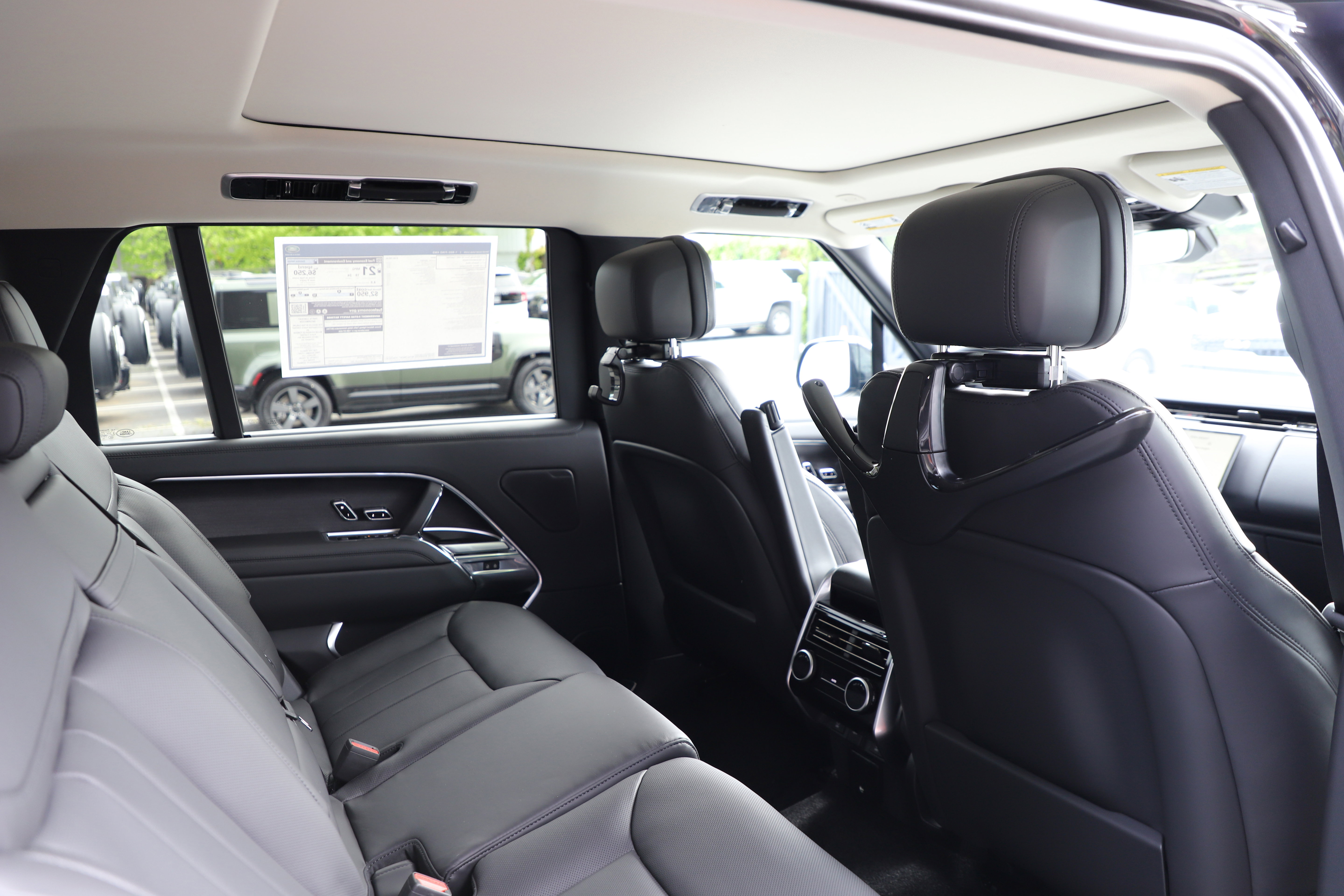 New 2026 Land Rover Range Rover Long Wheelbase SE AWD/4WD image 11