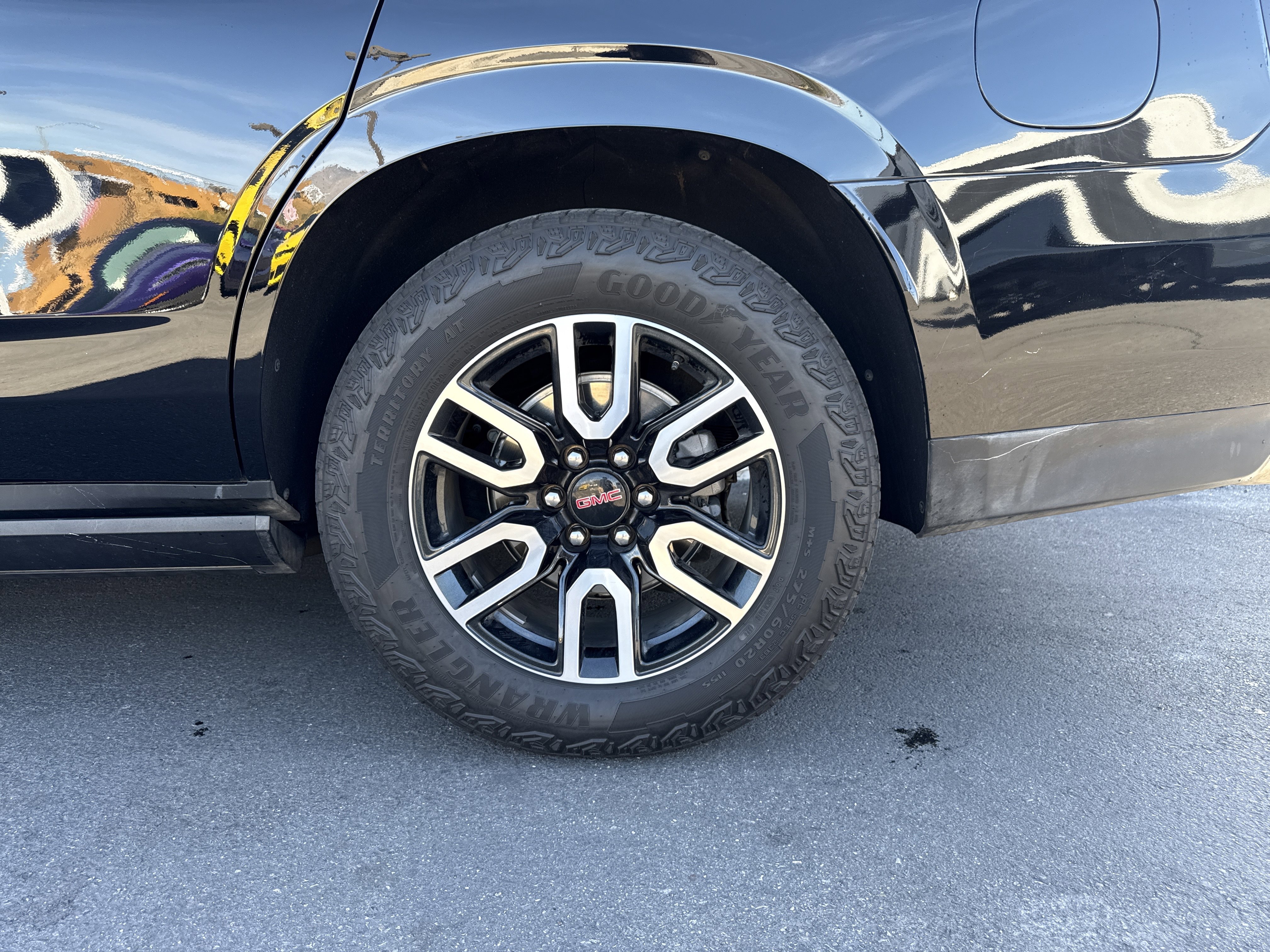 Used 2024 GMC Yukon AT4 w/ AT4 Premium Plus Package image 3