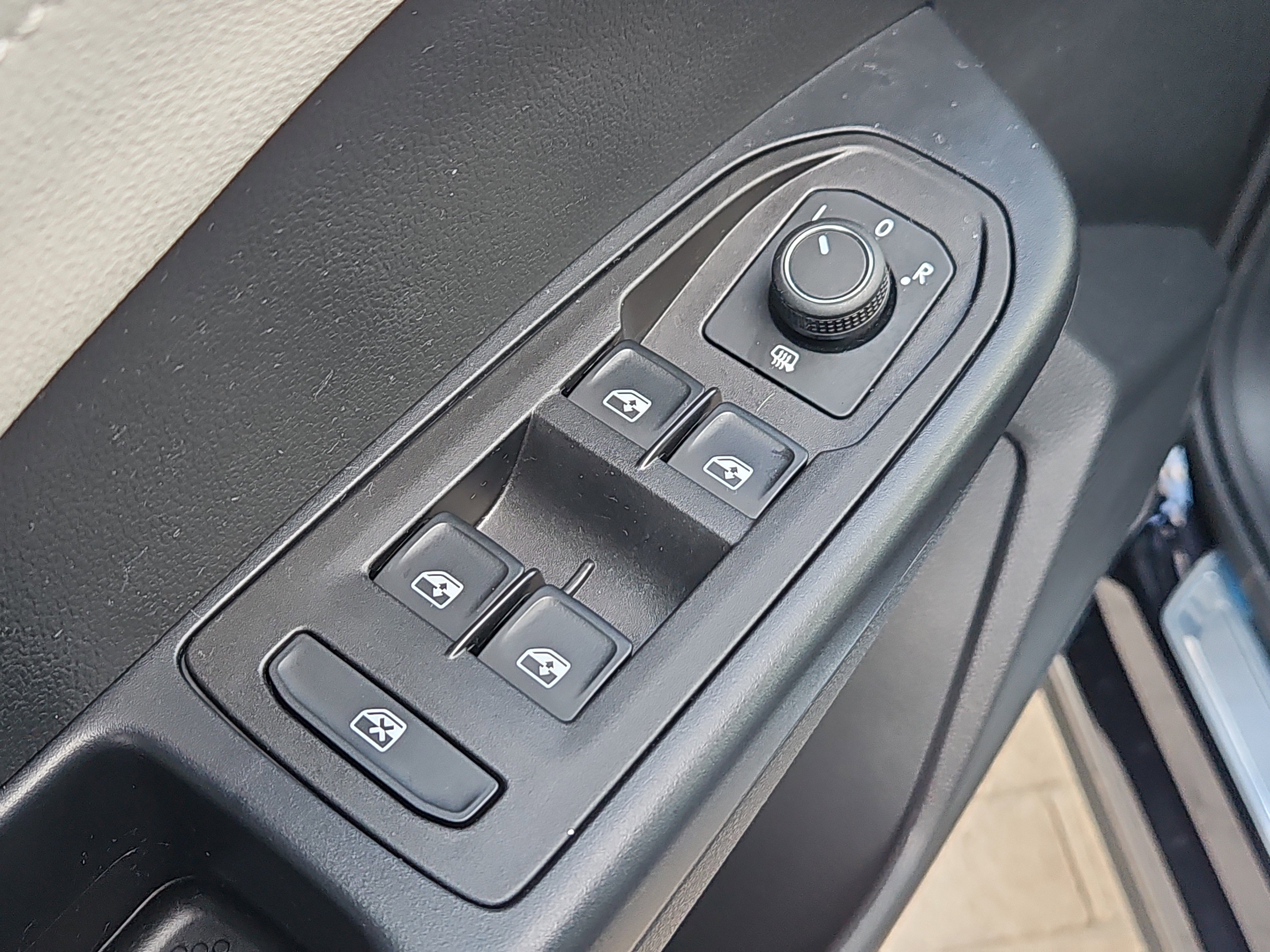 Used 2025 Volkswagen Taos SEL image 21