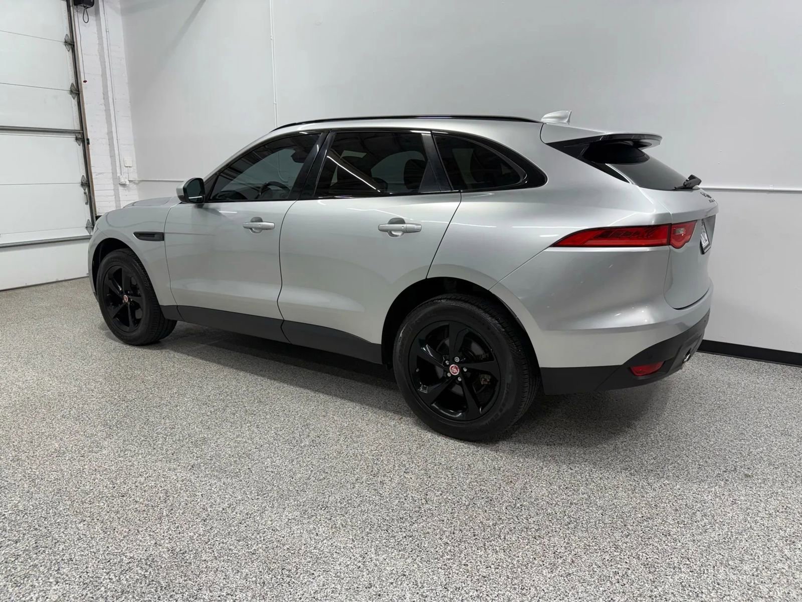 Used 2019 Jaguar F-PACE Premium image 4