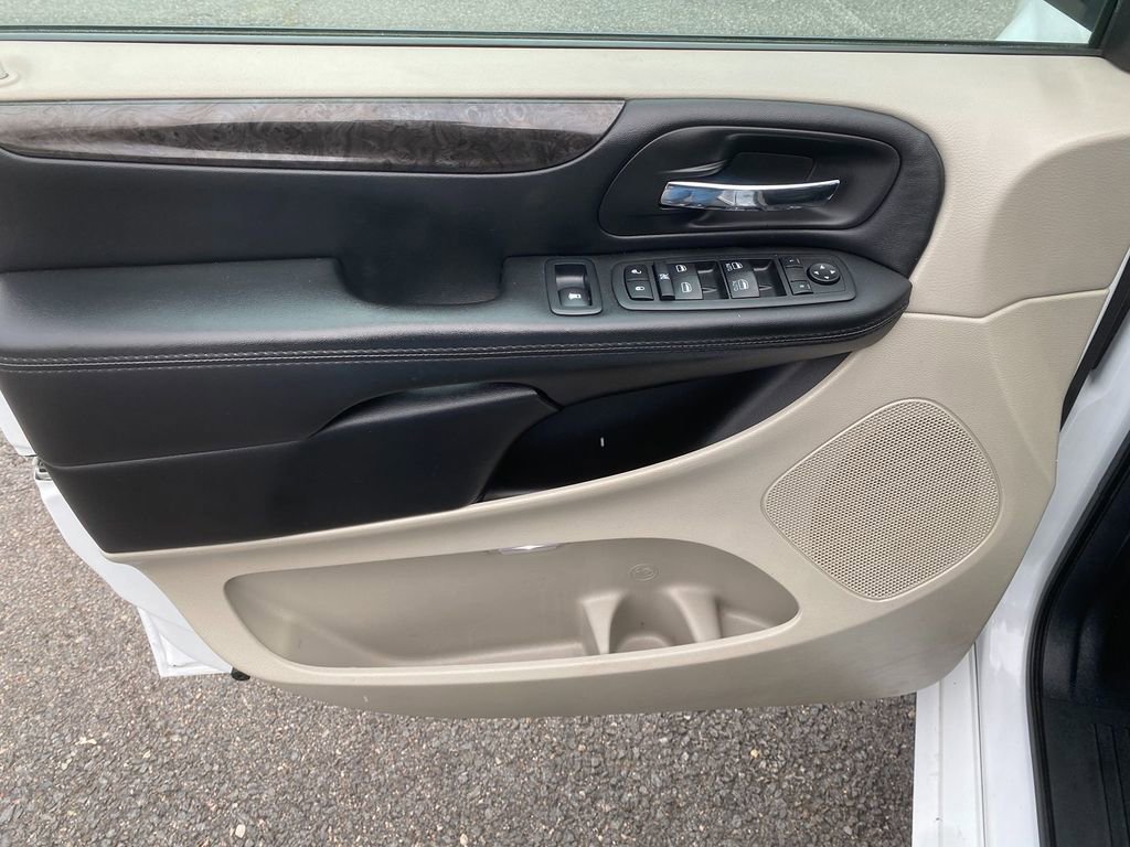 Used 2018 Dodge Grand Caravan SE w/ UConnect Hands-Free Group image 11