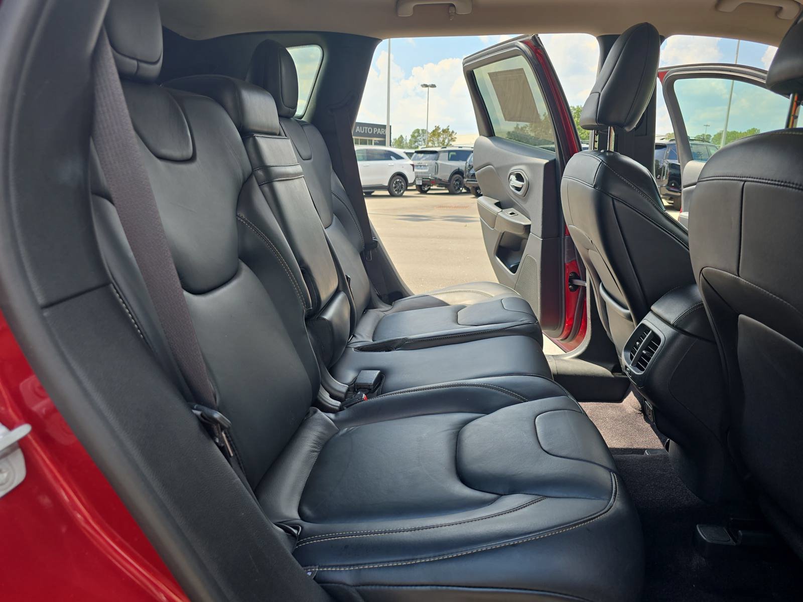 Used 2016 Jeep Cherokee Limited FWD image 11