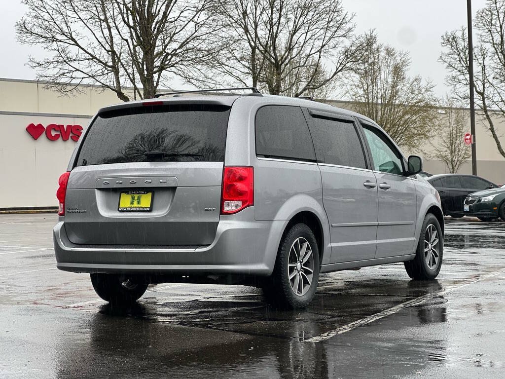 Used 2016 Dodge Grand Caravan SXT FWD image 5