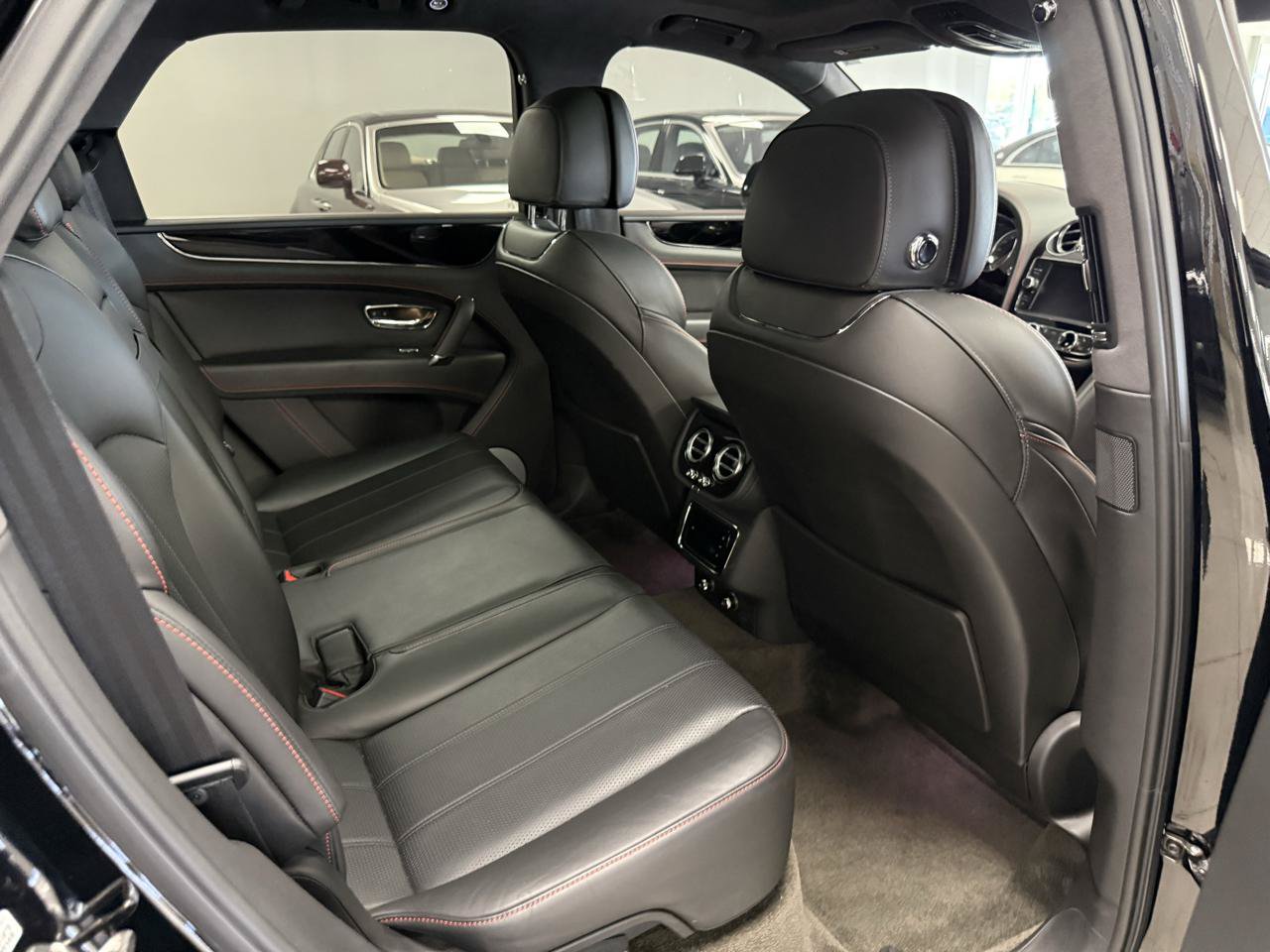 Used 2018 Bentley Bentayga AWD/4WD image 21