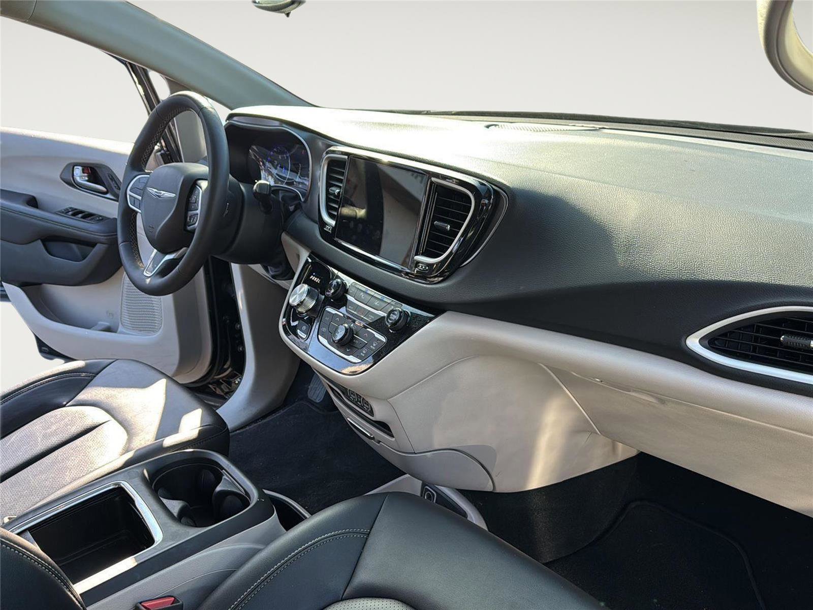 Used 2024 Chrysler Pacifica Touring-L FWD image 27