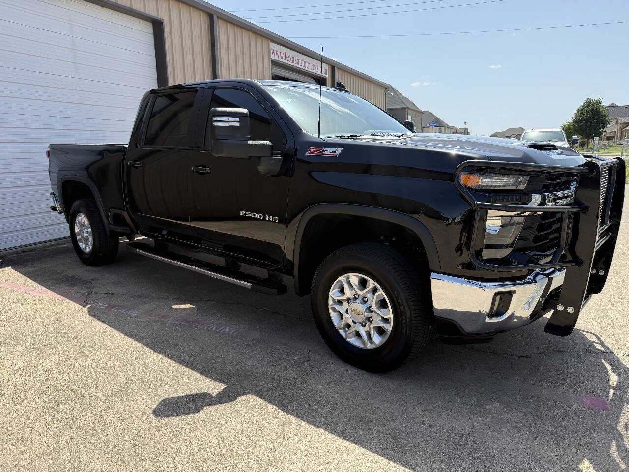 Used 2024 Chevrolet Silverado 2500 LT AWD/4WD image 3