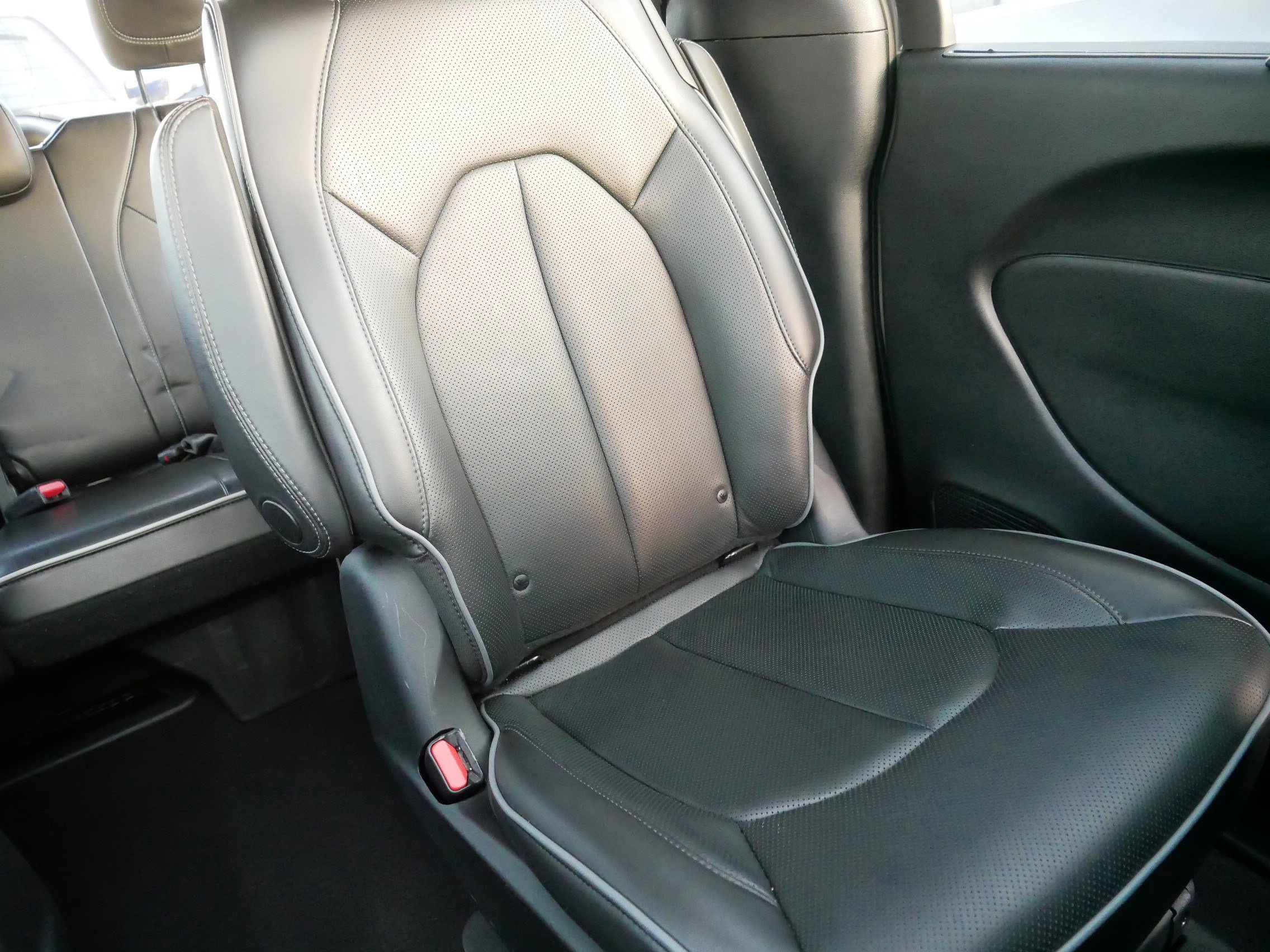 Used 2022 Chrysler Pacifica Limited w/ Uconnect Theater Family Group image 14