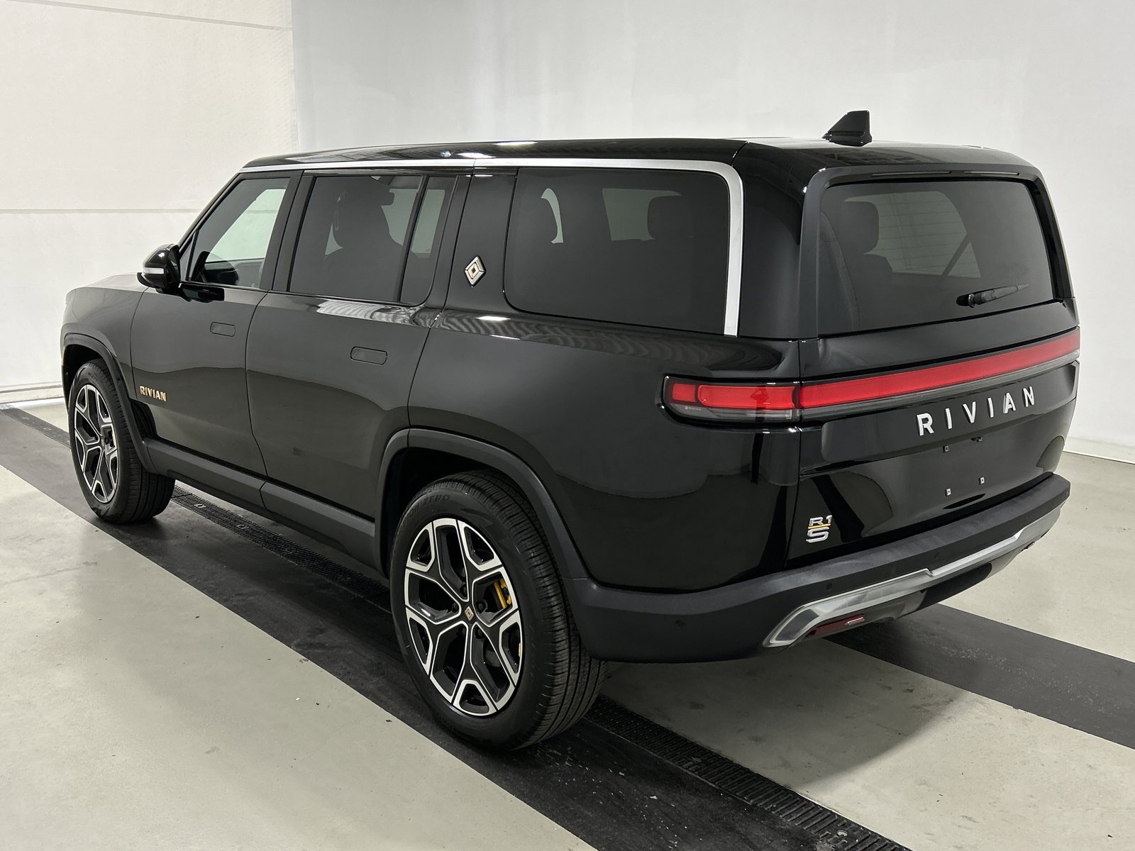 Used 2024 Rivian R1S Adventure AWD/4WD image 3