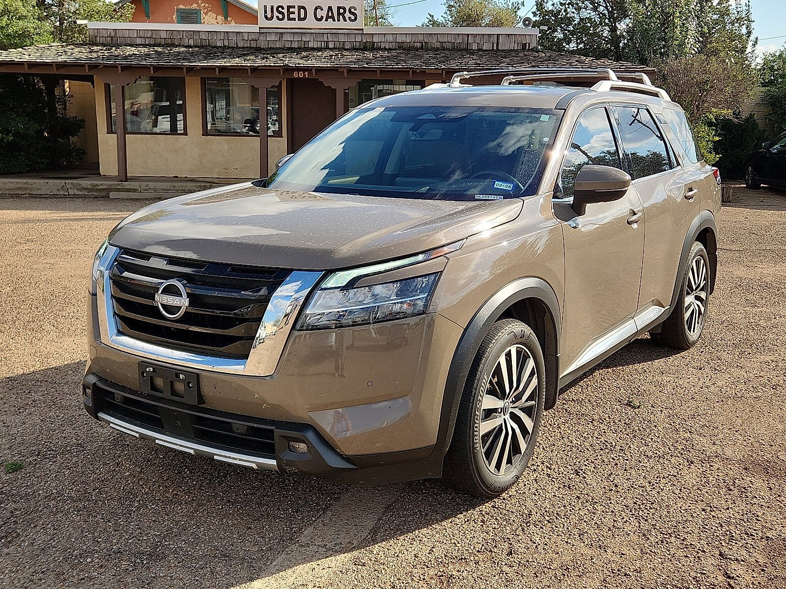 Used 2024 Nissan Pathfinder Platinum image 1