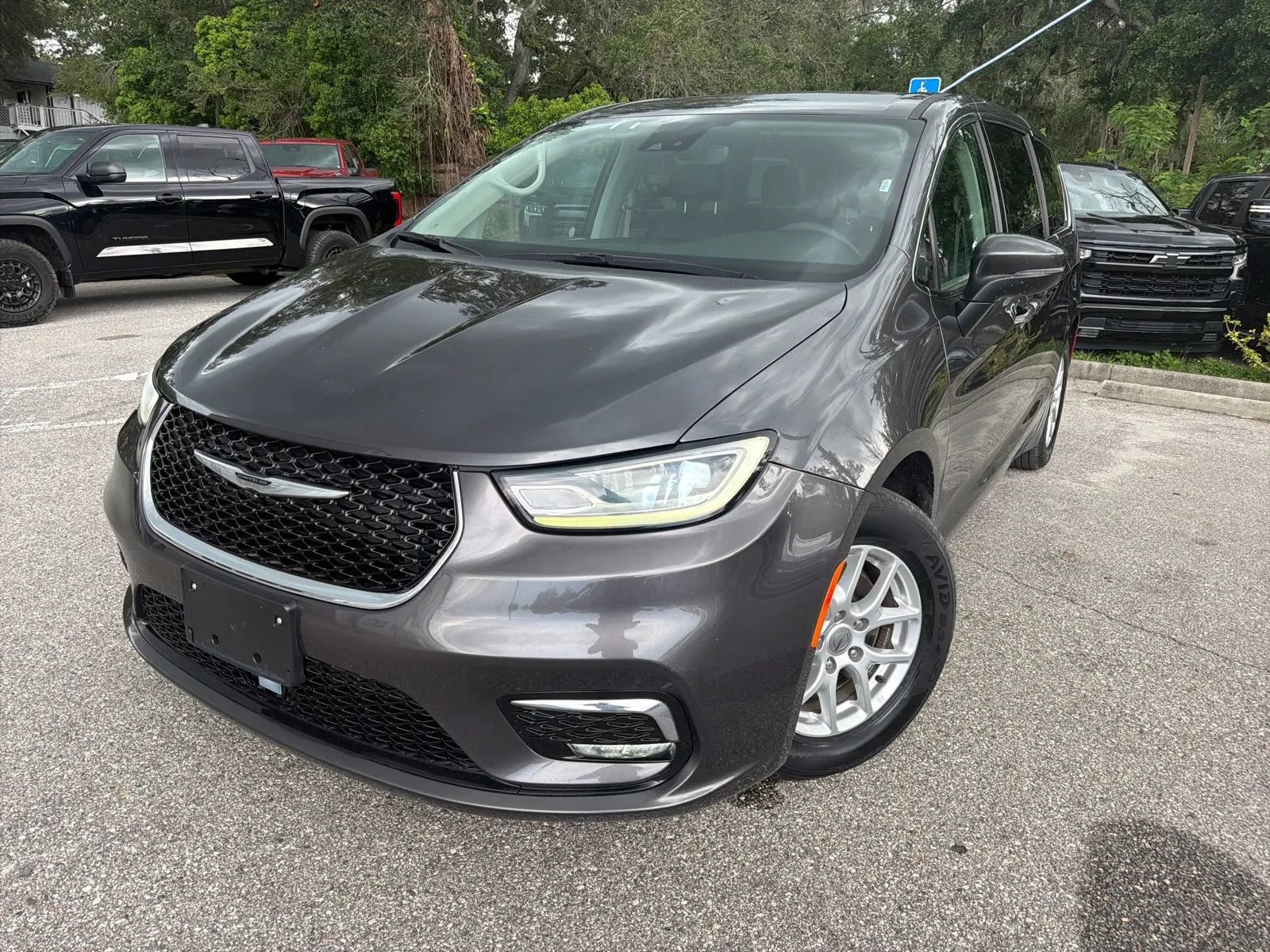 Used 2023 Chrysler Pacifica Touring-L FWD image 2