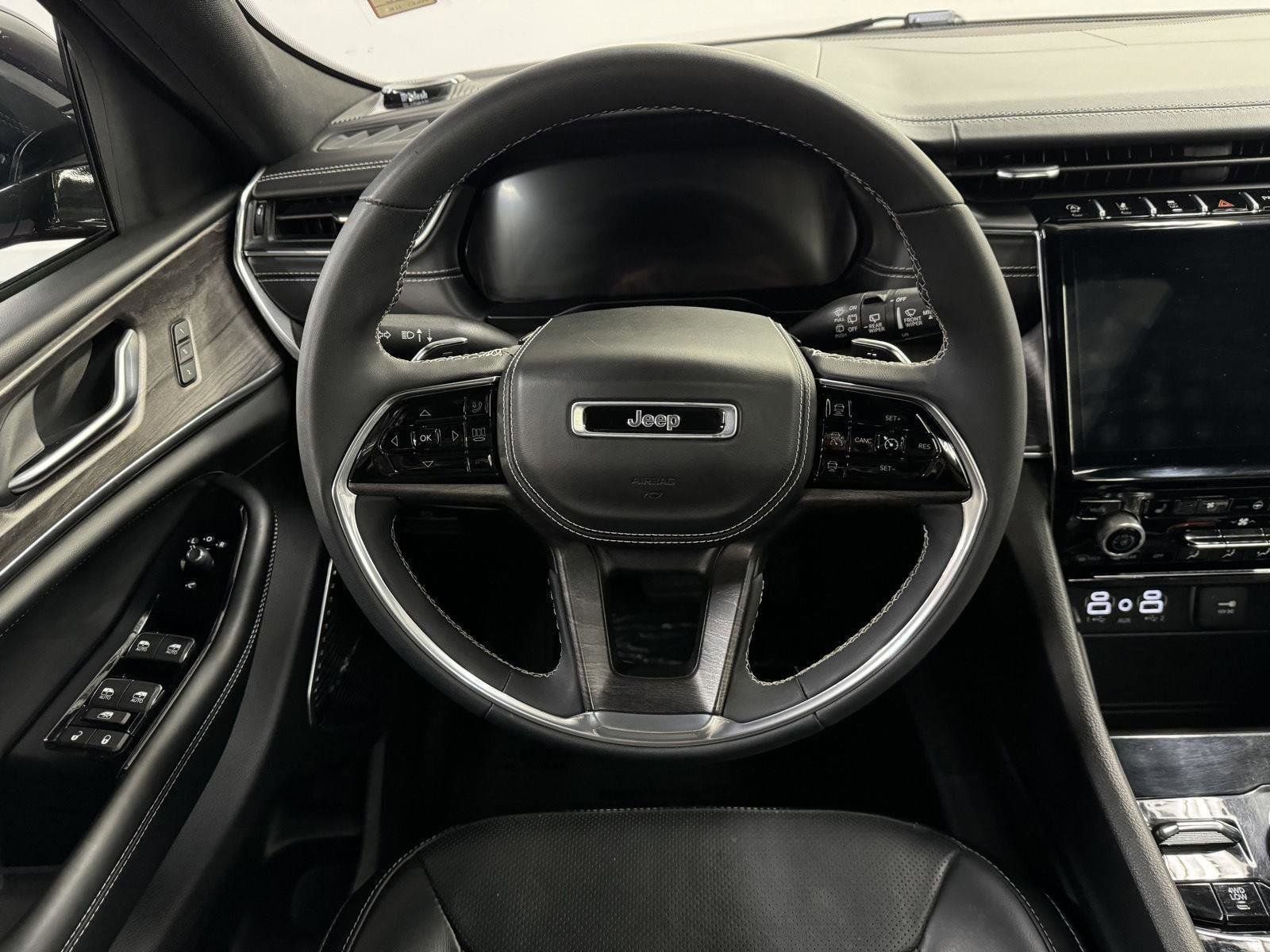 Used 2023 Jeep Grand Cherokee Overland AWD/4WD image 16