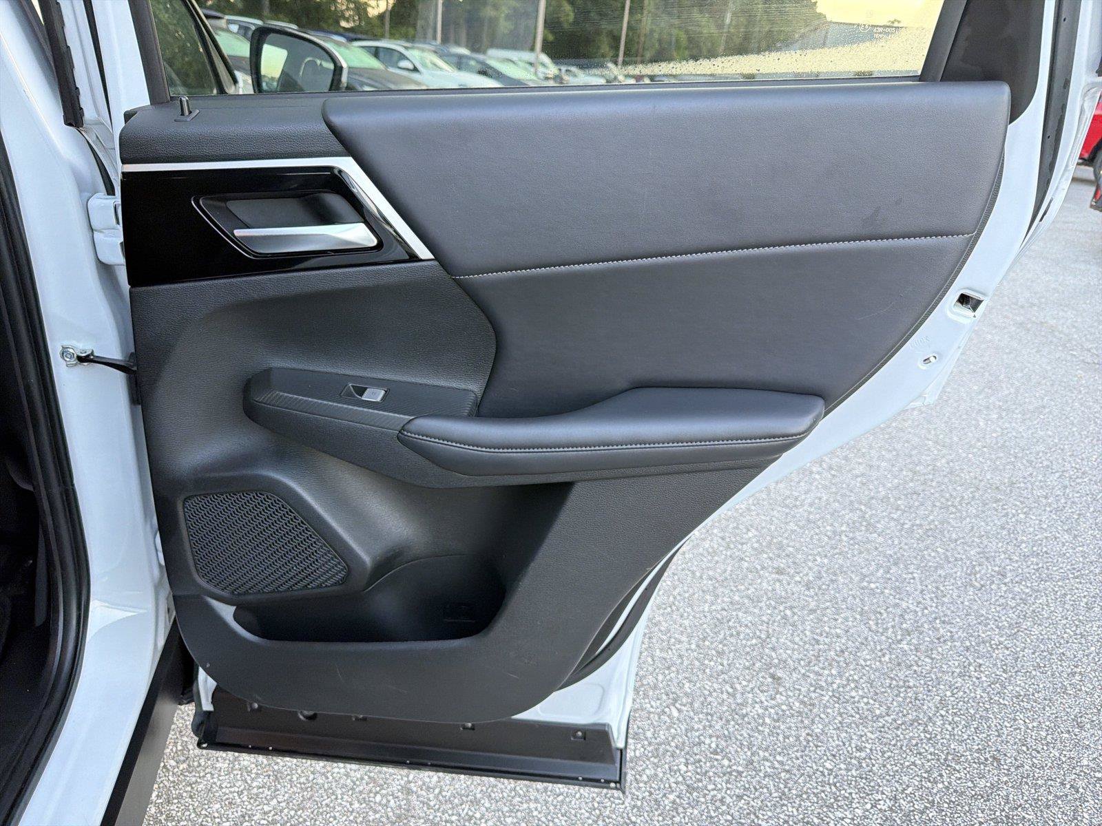 Used 2024 Mitsubishi Outlander SE AWD/4WD image 16