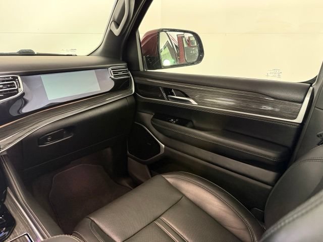 Used 2022 Jeep Wagoneer Series III w/ Premium Group I AWD/4WD image 18