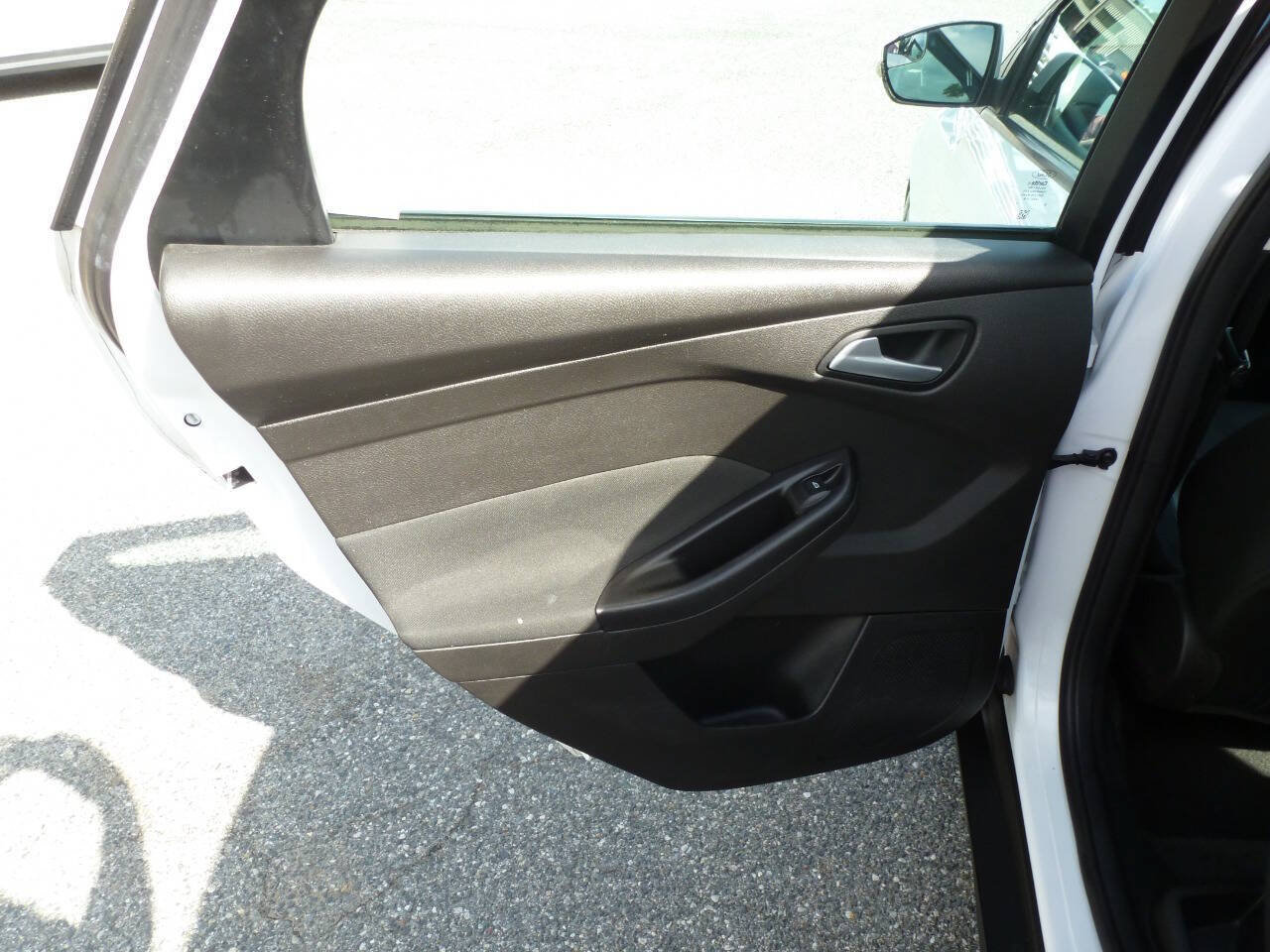 Used 2015 Ford Focus SE w/ Equipment Group 201A FWD image 26