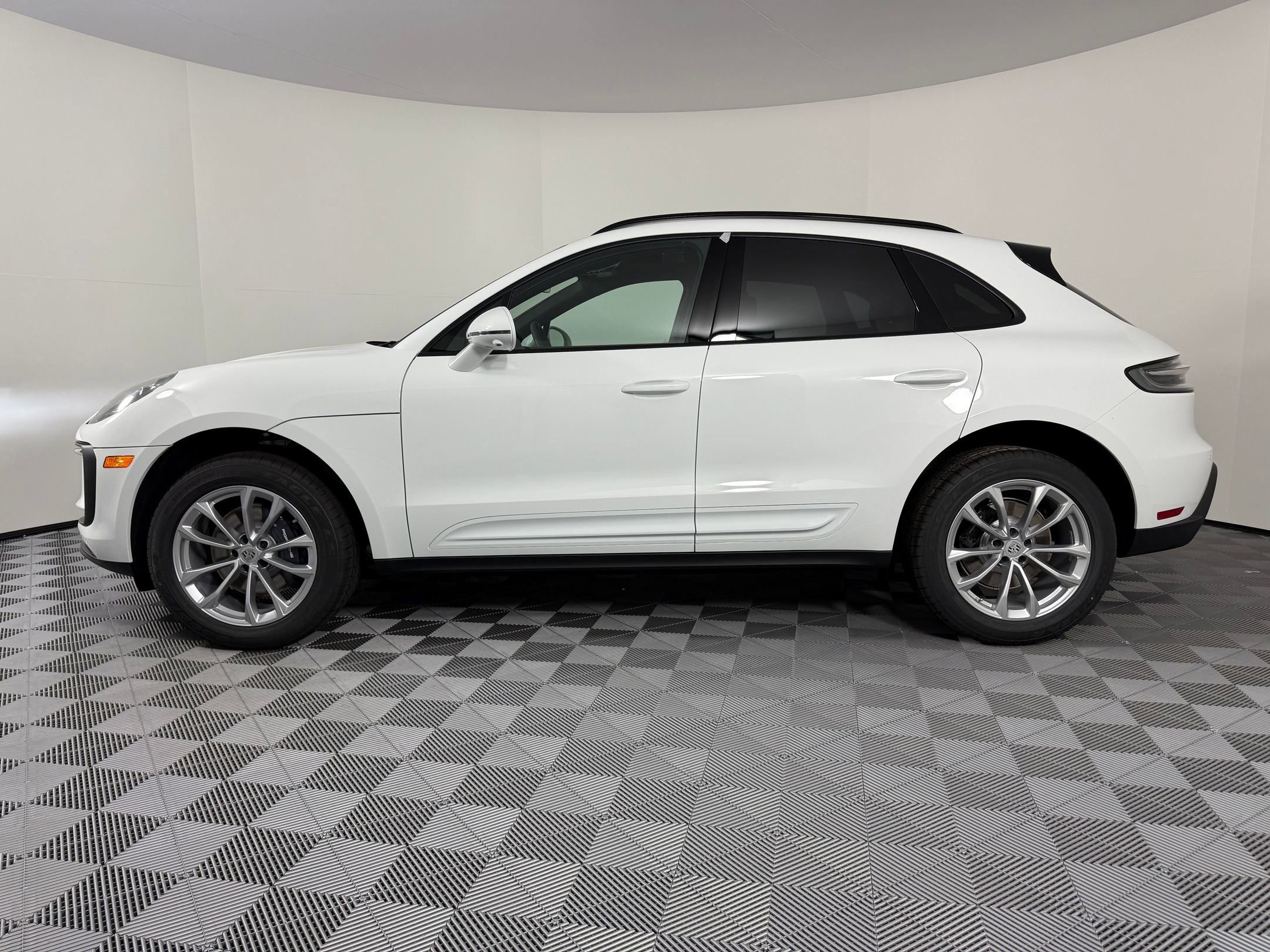 Certified 2026 Porsche Macan AWD/4WD image 2