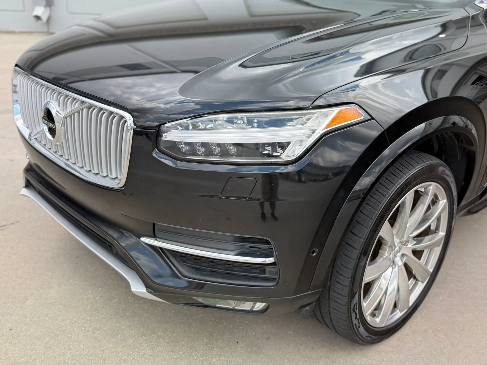 Used 2017 Volvo XC90 T6 Inscription w/ Vision Package AWD/4WD image 2