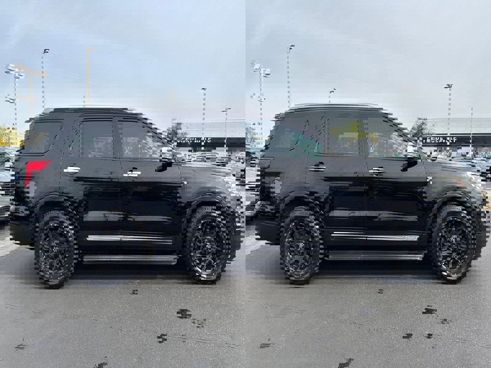 Used 2017 Ford Explorer Platinum image 6