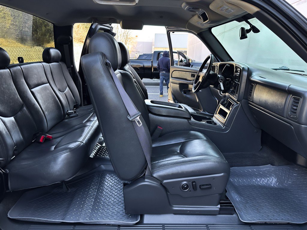 Used 2005 GMC Sierra 3500 SLT image 23