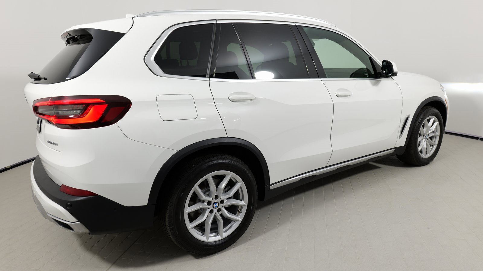 Used 2022 BMW X5 xDrive40i w/ Parking Assistance Package image 9