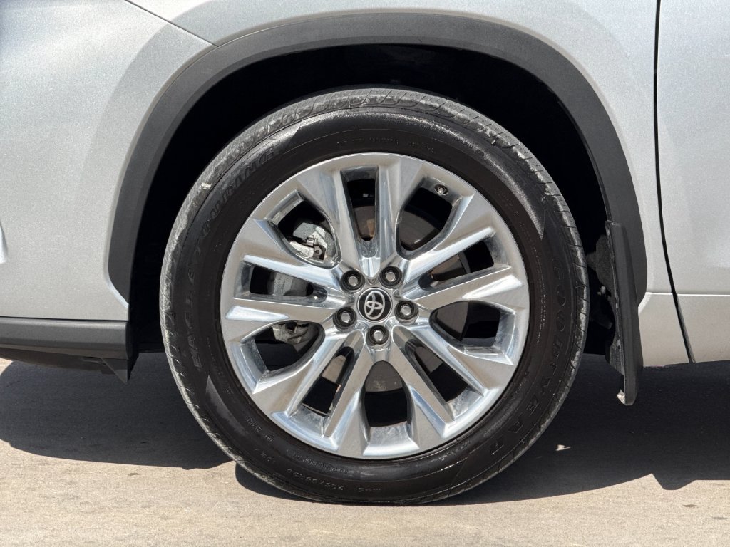 Used 2024 Toyota Highlander Limited AWD/4WD image 28