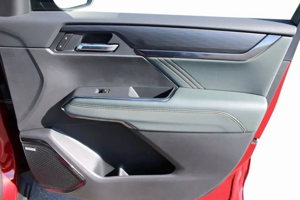 New 2025 GMC Acadia AT4 w/ Super Cruise Package image 18