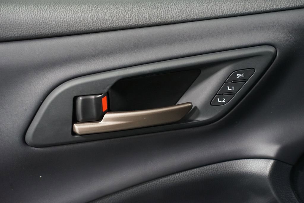 Certified 2025 Toyota Crown Signia image 32