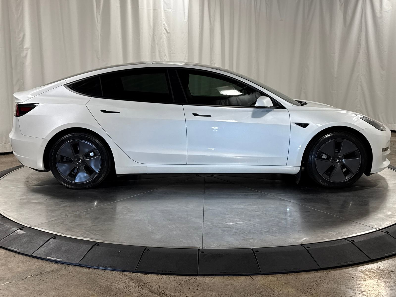 Used 2021 Tesla Model 3 Standard Range Plus image 9