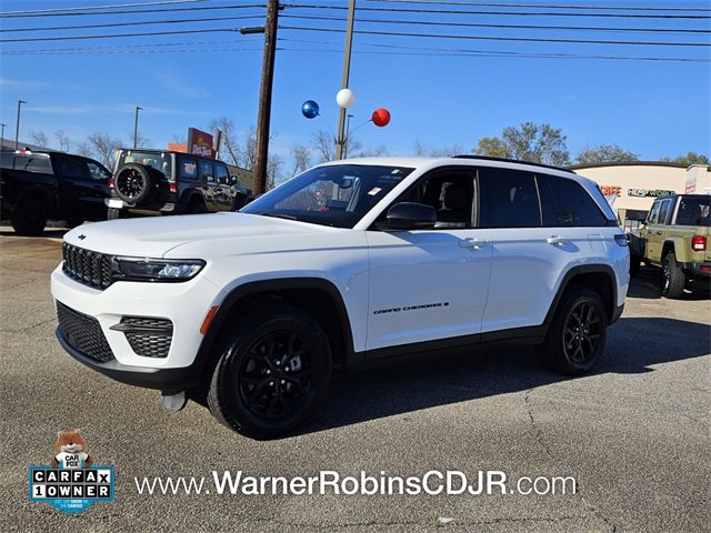 Used 2024 Jeep Grand Cherokee Altitude image 3