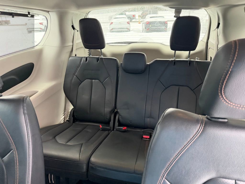 Used 2020 Chrysler Pacifica Touring-L image 10