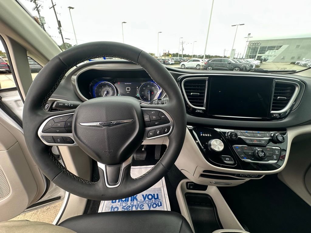 Used 2024 Chrysler Pacifica Touring-L image 10