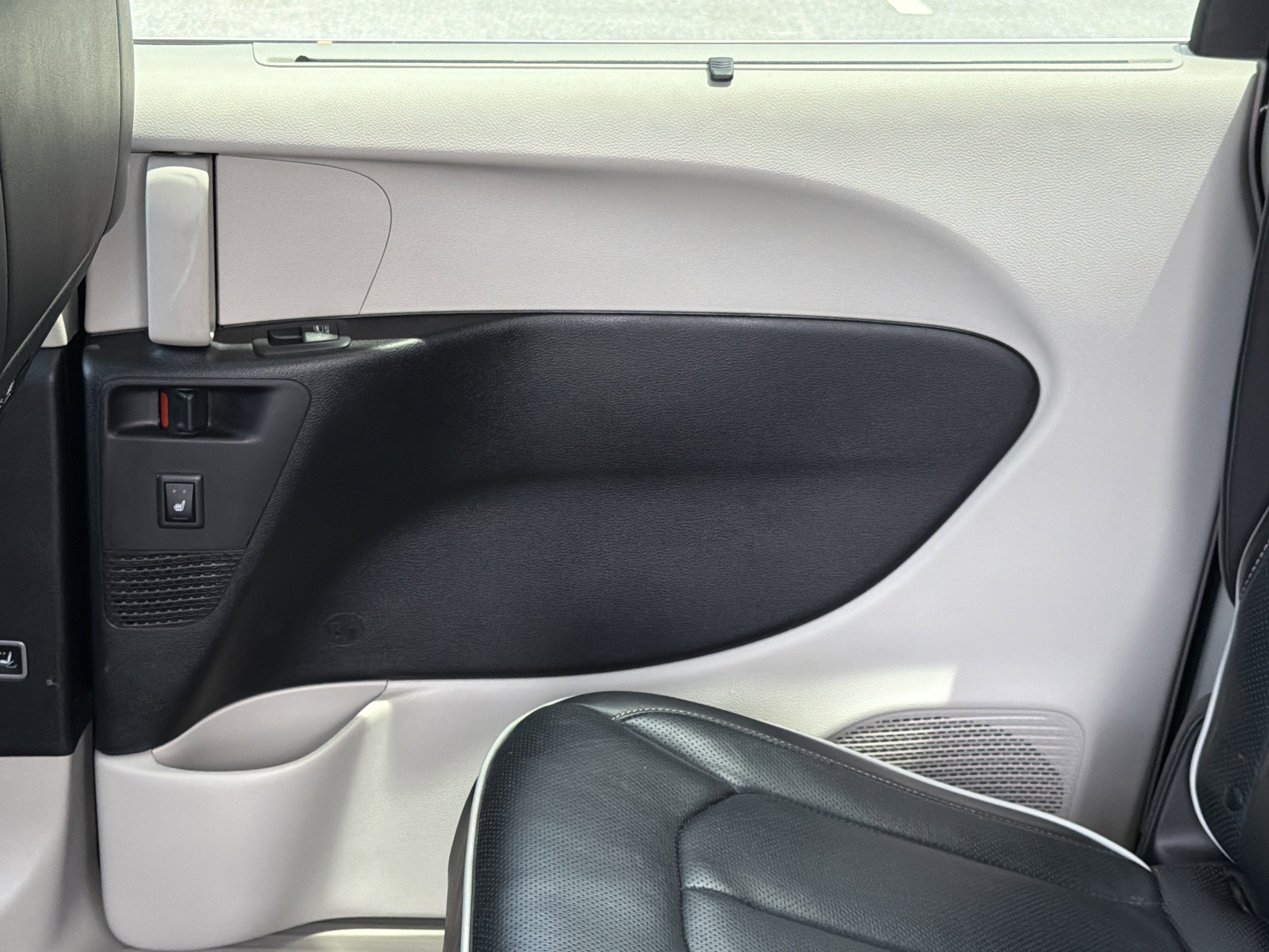 Used 2022 Chrysler Pacifica Limited FWD image 32