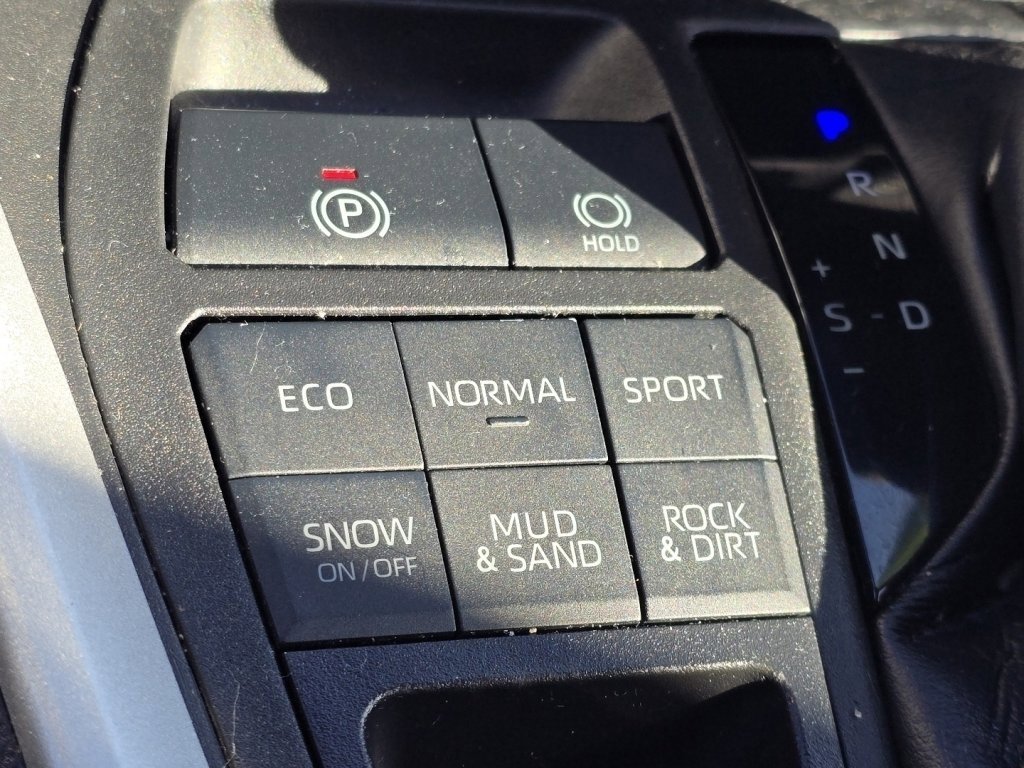 Used 2021 Toyota RAV4 LE image 23