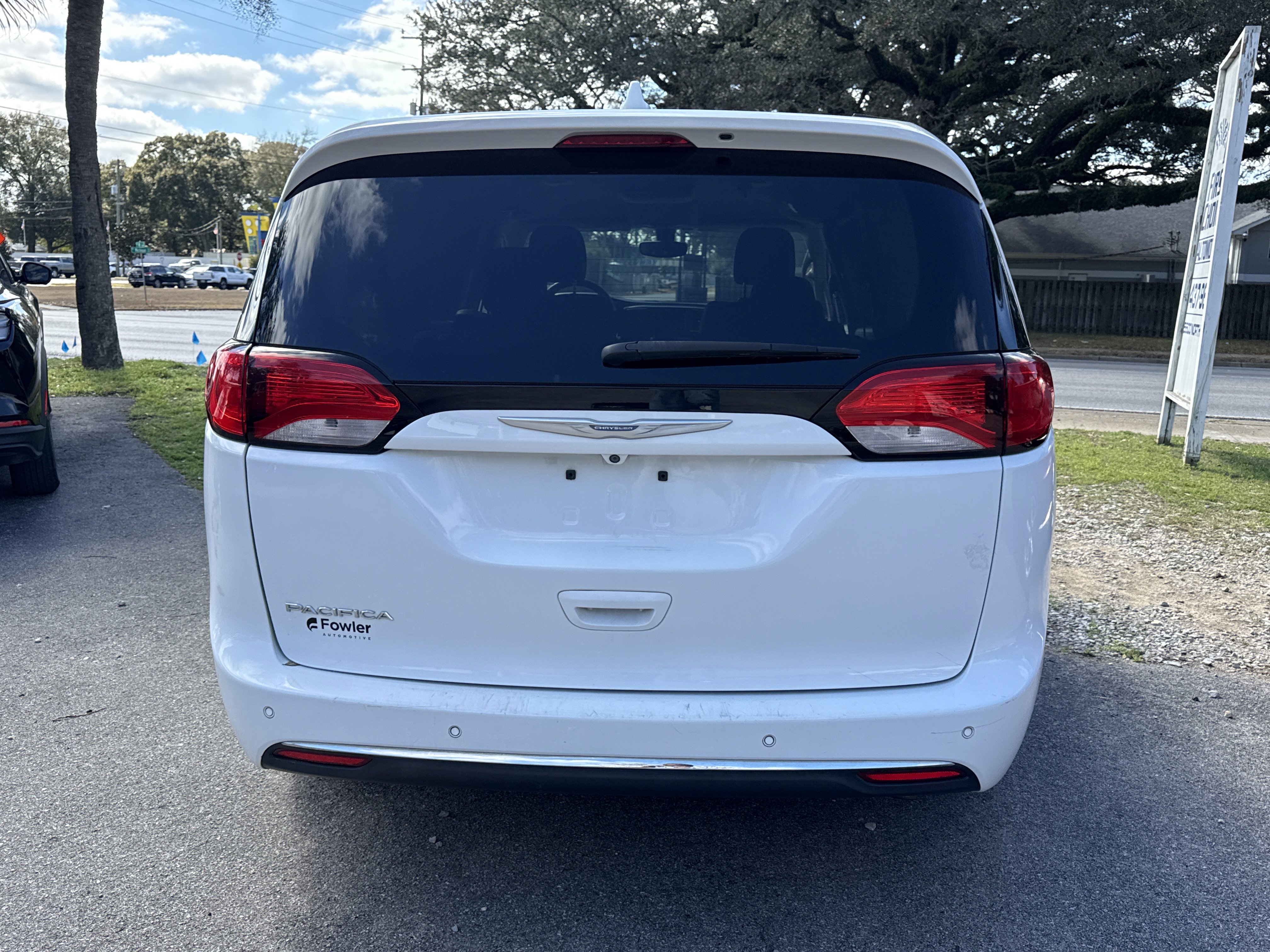 Used 2018 Chrysler Pacifica Touring Plus w/ Tire & Wheel Group image 4