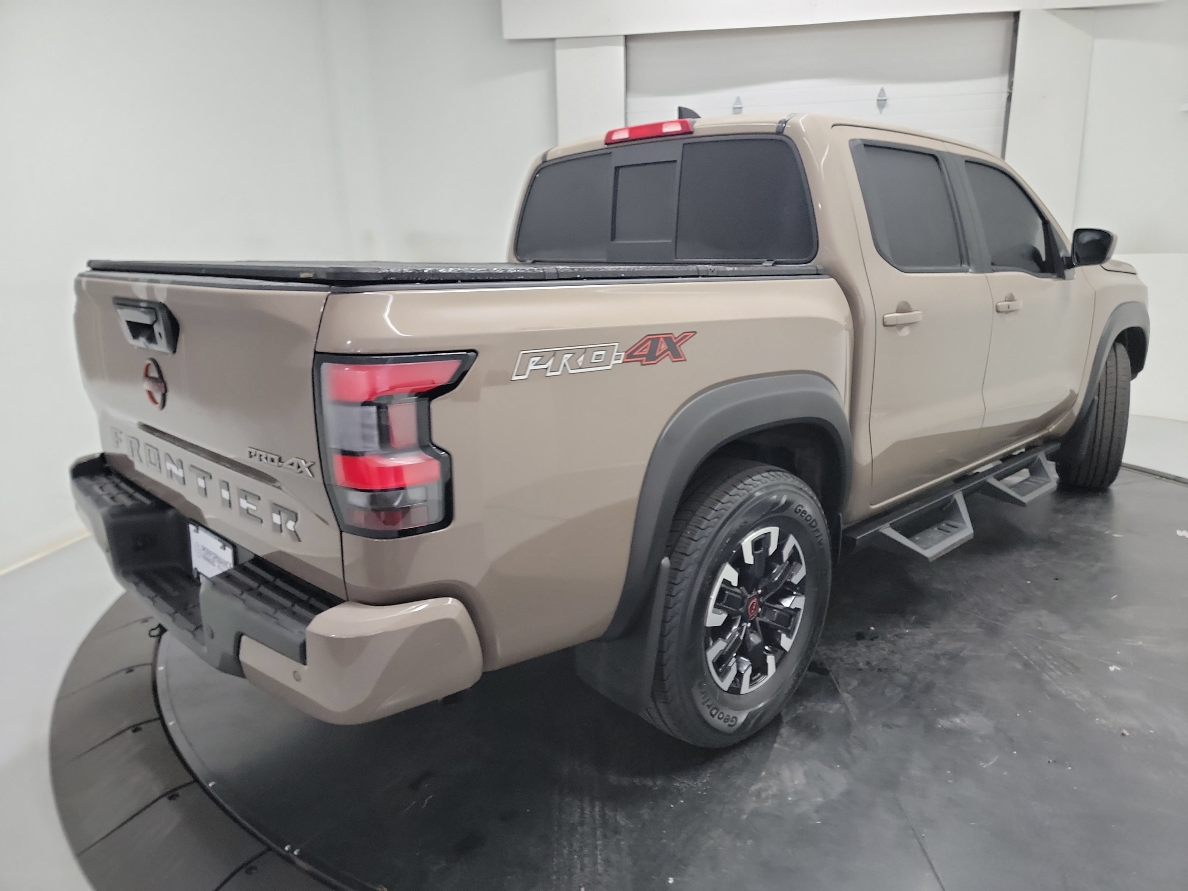 Used 2022 Nissan Frontier PRO-4X w/ Technology Package AWD/4WD image 9