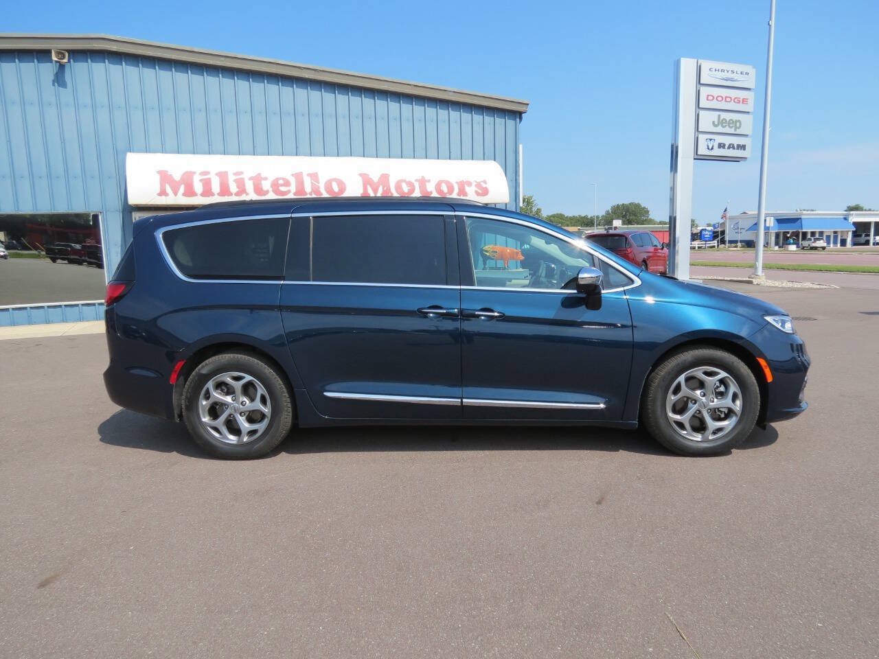 Used 2024 Chrysler Pacifica Limited w/ Trailer Tow Group FWD image 1