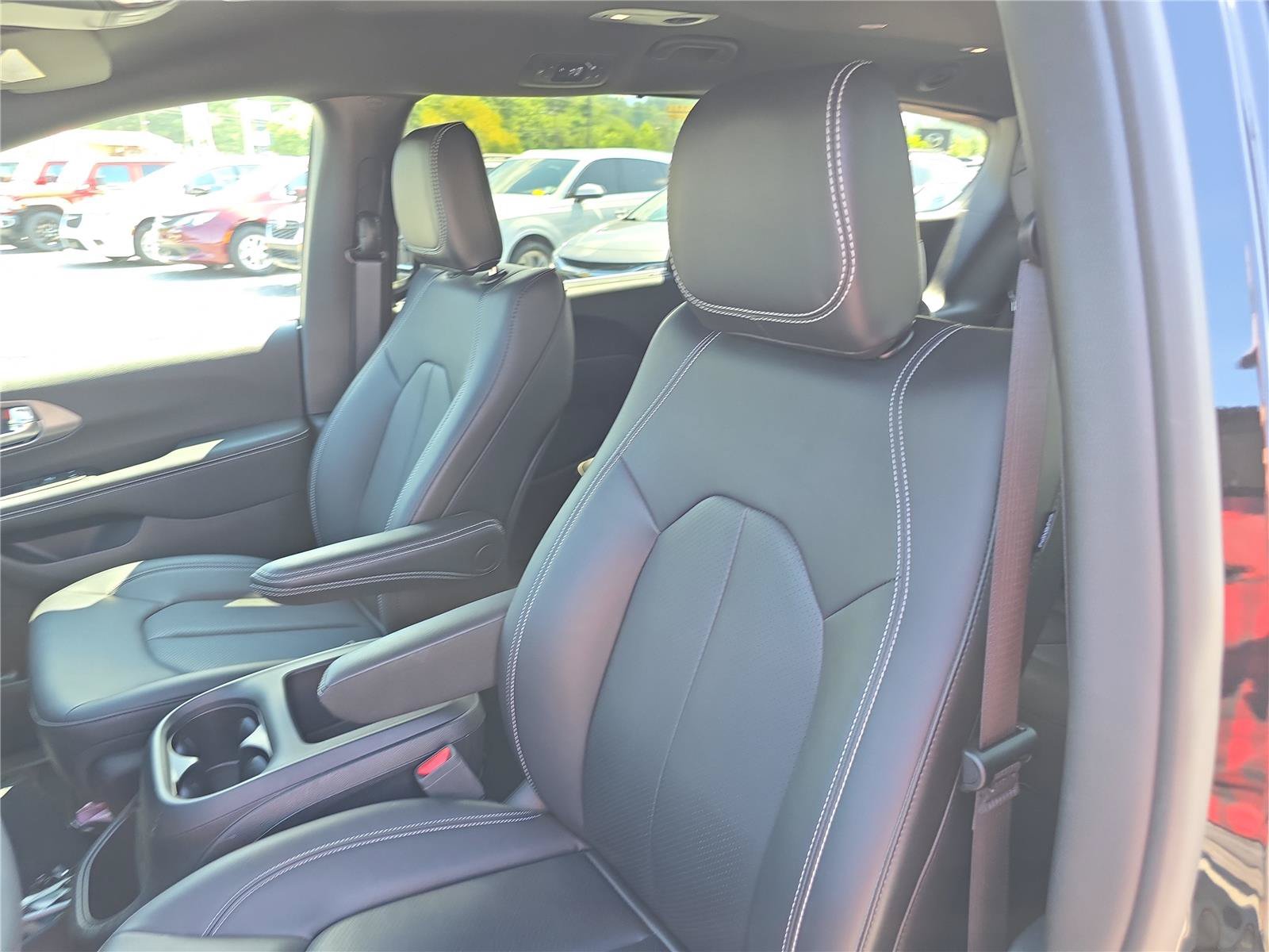 Used 2025 Chrysler Pacifica Select AWD/4WD image 19