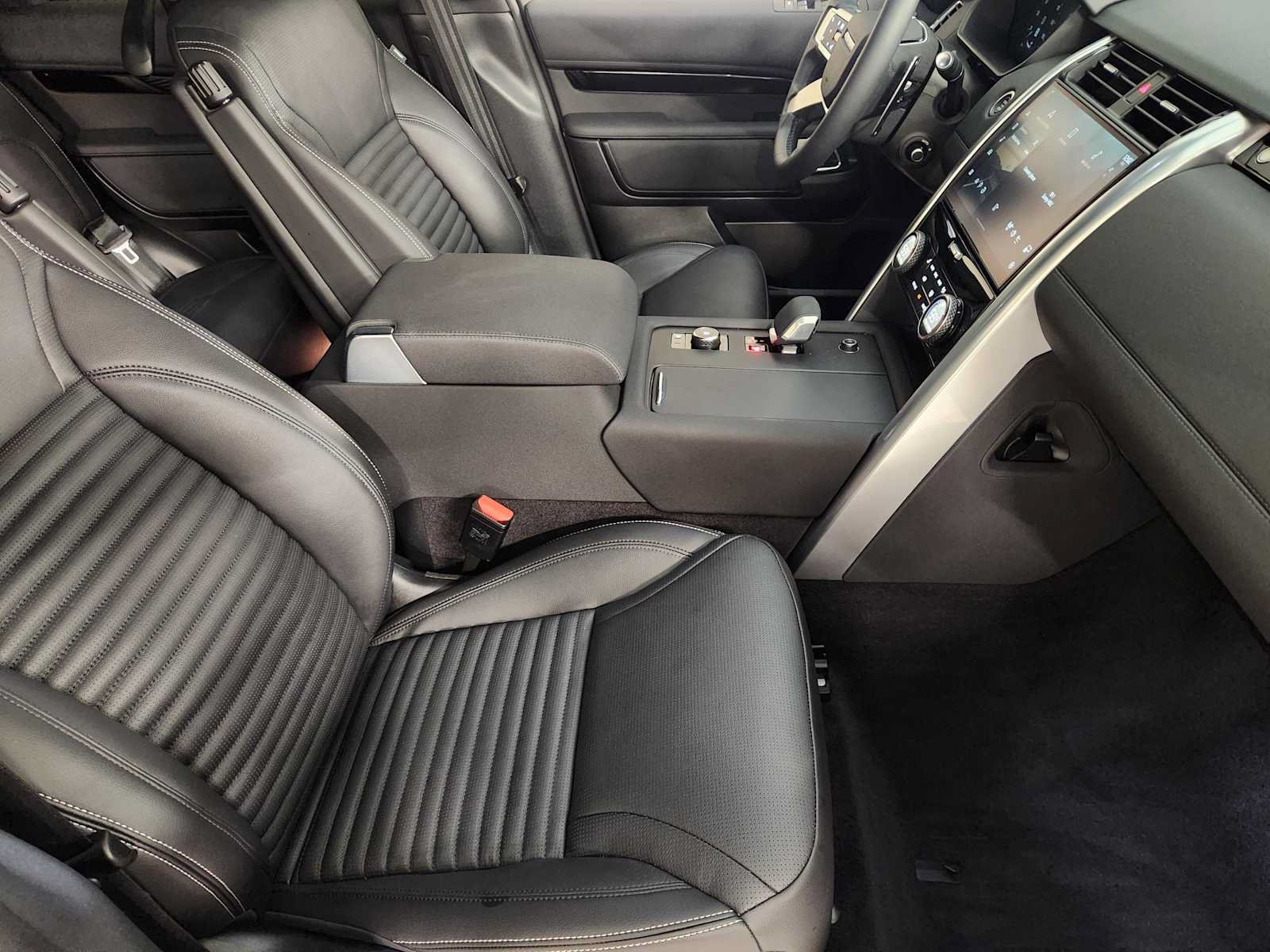 Used 2026 Land Rover Discovery S AWD/4WD image 3