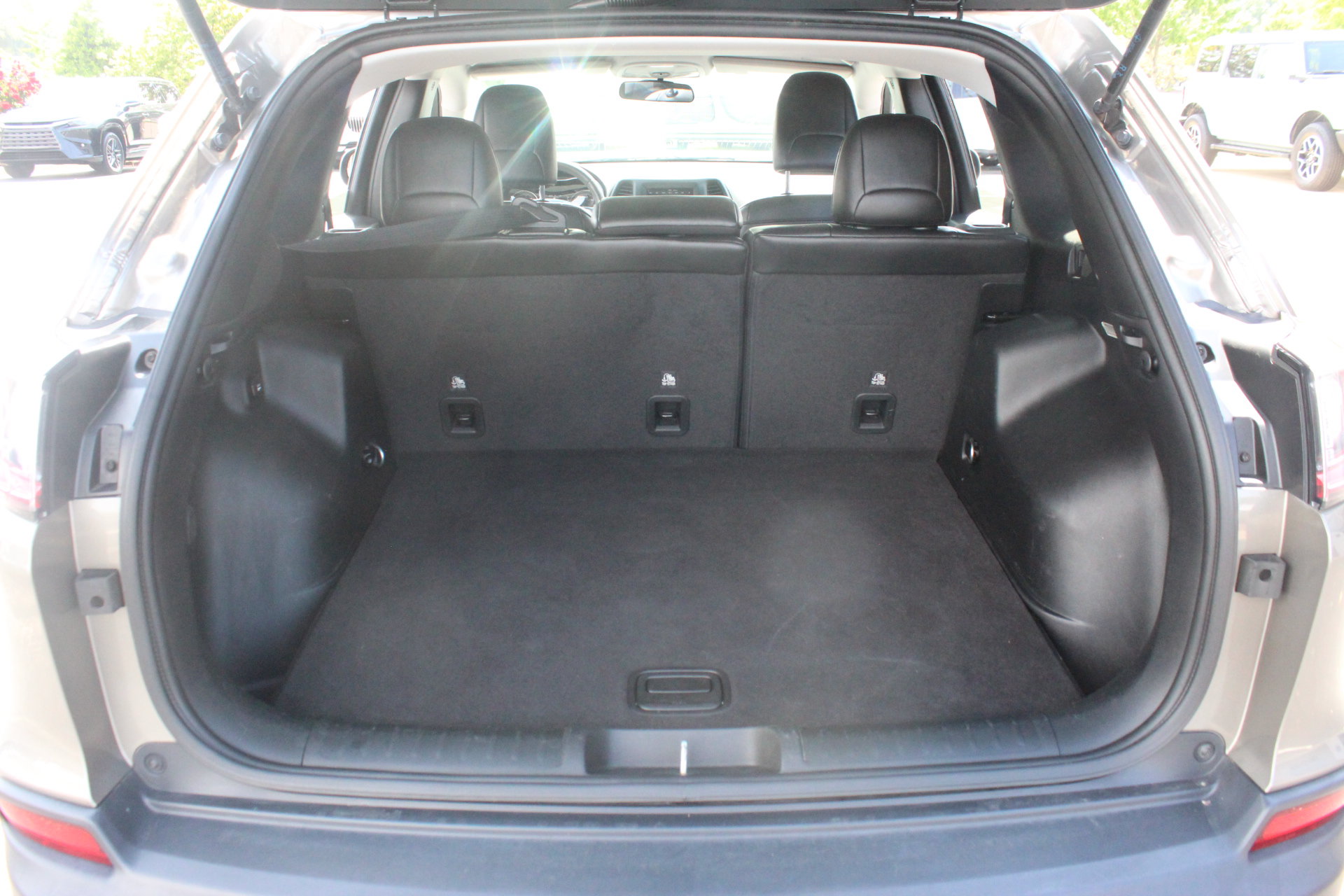 Used 2020 Jeep Cherokee Latitude Plus FWD image 26